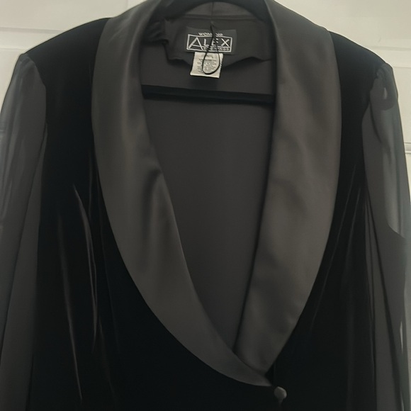 Alex Evenings Women’s 1X Black Velvet Sheer Long Sleeve Plunge Neckline Blouse - Picture 4 of 9